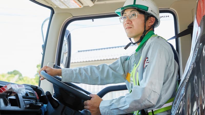 定期収集、個別回収、その他特殊な車両を使用した作業など、幅広い業務をこなす